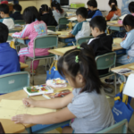 とある学校のコロナ対策をしながらの授業参観風景が異様すぎると話題に・・後にも先にもこんな風景は見られないだろう。