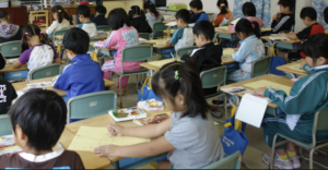 とある学校のコロナ対策をしながらの授業参観風景が異様すぎると話題に・・後にも先にもこんな風景は見られないだろう。