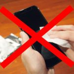 スマホをウェットティッシュで拭くのはダメ! その理由は・・?