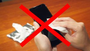 スマホをウェットティッシュで拭くのはダメ！　その理由は・・？