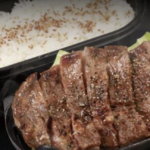 この豪華な『牛タン一枚焼弁当』を頼んだら、実際に届いたものが・・・嘘だろ。