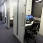 レンタルオフィスで仕事をする男性。「仕事したくない」と独り言を呟いていたら、突然壁の向こう側から・・・