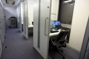 レンタルオフィスで仕事をする男性。「仕事したくない」と独り言を呟いていたら、突然壁の向こう側から・・・