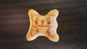 変わった絵柄のコアラのマーチが話題！！「こんなのあるんだ（笑）」「食べるのがもったいない」