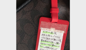 駅で発作を起こしてうずくまる女性。あわやという所、ヘルプマークで助かった事例