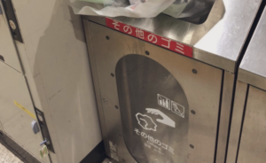 「色んなストーリーを想像してしまう」駅のゴミ箱に捨てられていたモノが・・