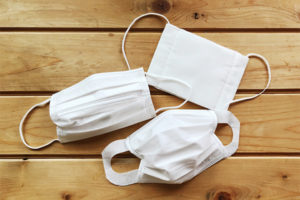 『マスクやフェイスシールドの効果』を表した一覧表に「え、マジか・・・」