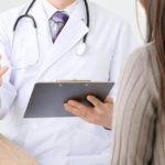 女性の腹部の診察した医師「これは何の手術痕ですか?』→患者さん&看護師さん「先生、それ○○の痕です」