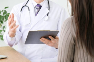 女性の腹部の診察した医師「これは何の手術痕ですか？』→患者さん＆看護師さん「先生、それ○○の痕です」