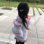 弱視のためメガネをかけることになった3歳の女の子。周囲の人の協力もありかけてくれるようになった矢先、見知らぬ老婦人が・・・