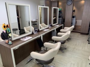 白髪染めに美容室を訪れたお客さん。担当に「感染部署に異動になった」と伝えたら→美容室の対応に涙が出た話