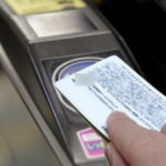 交通機関のICカードを裏返しに入れる友人。→その理由を聞いて驚いた・・