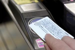 交通機関のICカードを裏返しに入れる友人。→その理由を聞いて驚いた・・