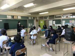 帰りの会でクラスメイトから『臭い』と言われた男の子。→すると先生が・・・