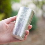 スズ製のタンブラーを冷凍庫に入れておいたら・・・「嘘でしょ?!」衝撃的な光景が目に飛び込んできた話