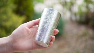 スズ製のタンブラーを冷凍庫に入れておいたら・・・「嘘でしょ？！」衝撃的な光景が目に飛び込んできた話