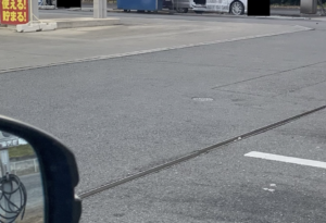 ガソリンスタンドでタイヤの空気を入れてたら・・視界に入ってきた車に違和感が！！「涙も出てこない状態になりそう・・」