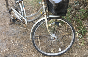 家に帰るため自転車を漕いでいたら、車を運転している人々から注目を浴びてしまった男性。→その理由に目玉飛び出す！（笑）