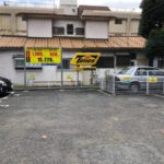 駐車場の片隅に停められた一台の車。一体どうやって出るんだ？！と思ったら・・意外な真相が発覚！