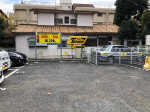 駐車場の片隅に停められた一台の車。一体どうやって出るんだ？！と思ったら・・意外な真相が発覚！