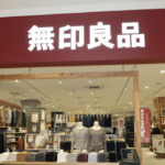 瀕死のコートとニットが新品同様に生き返る!?『無印のコスパ最強アイテム』が話題!!