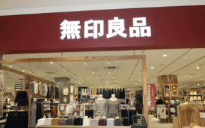 瀕死のコートとニットが新品同様に生き返る！？『無印のコスパ最強アイテム』が話題！！