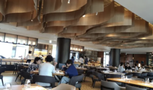 ホテルでランチをしていた時のこと。おしゃぶりを落としてしまった息子に気づいたスタッフさんがしてくれた対応が神すぎた・・・