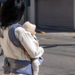真っ青な顔で赤ちゃんを抱っこして歩いてる若いお母さん。思わず声をかけたら・・・