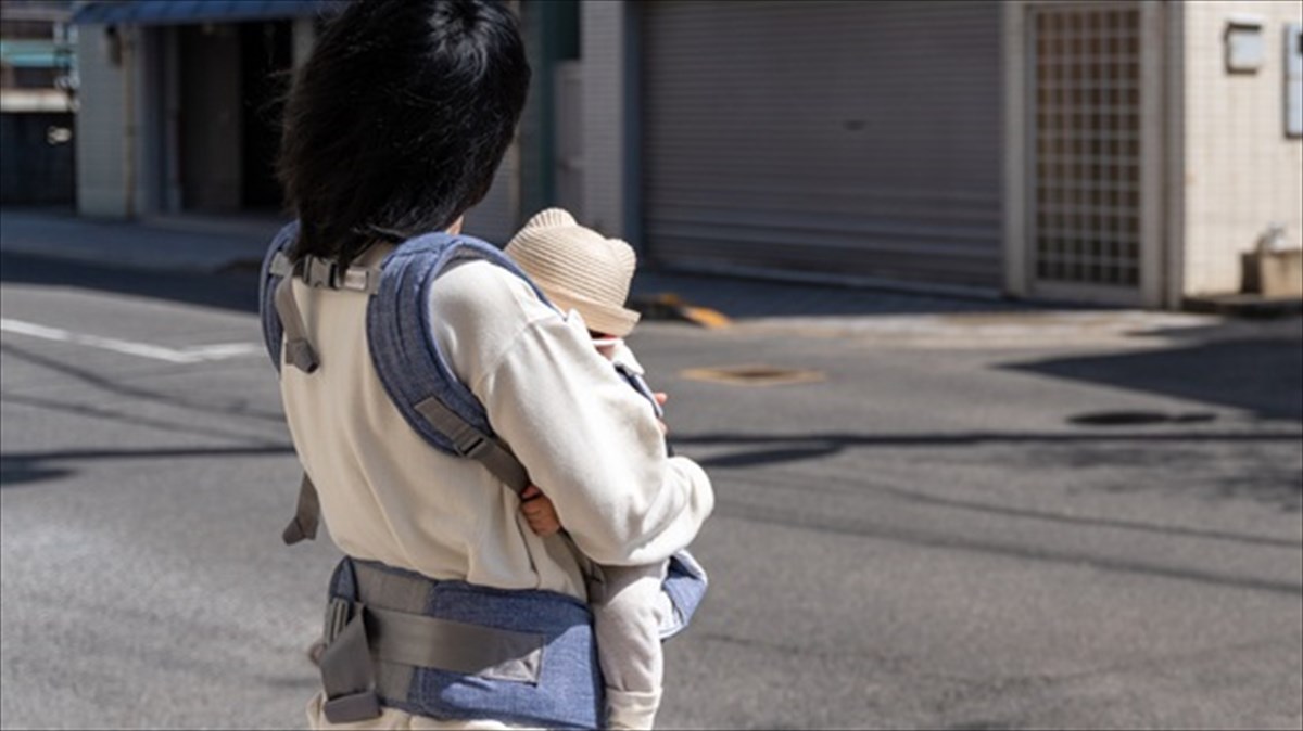 真っ青な顔で赤ちゃんを抱っこして歩いてる若いお母さん。思わず声をかけたら・・・