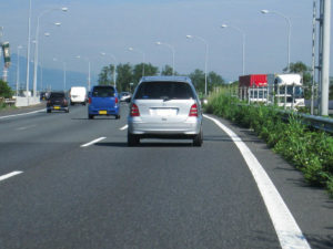 高速道路の追い越し車線を80km/hで走る前の車。痺れを切らし左から追い抜いたら・・・
