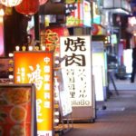 飲食店に入った団体の貸切予約。しかし時間になっても客は現れずお店の前にはニヤニヤした人々が・・その理由に怒りが止まらない