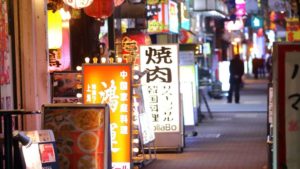 飲食店に入った団体の貸切予約。しかし時間になっても客は現れずお店の前にはニヤニヤした人々が・・その理由に怒りが止まらない