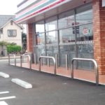 コンビニの前に『バー』が設置されている理由を知っていますか?→役割を表す写真にゾッ・・・