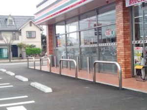 コンビニの前に『バー』が設置されている理由を知っていますか？→役割を表す写真にゾッ・・・