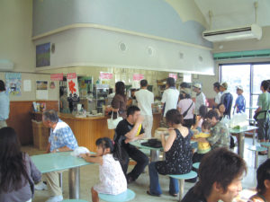 食堂にてラ ーメンを食べていた隣の老夫婦。店員さんに放った『クレーム』にゾッとした「完全にヤバイやつ・・・」