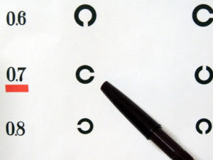 小さいお子さんの視力検査に苦労した方必見！　こんなやり方があったとは・・