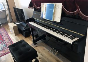 親が音楽家の友人宅の前で交通事故にあった男の子。後日謝りに行ったら・・・ヤバイ。