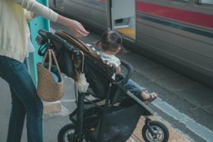 電車にベビーカーで乗ろうとしたら、、おばさんから思いもよらぬ一言に絶句した話・・
