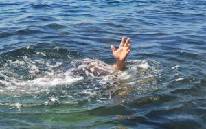 あなたならどうする？「海で溺れている恋人と親友、どちらを助けますか？」→この問題に正論すぎる答えがネットを騒がせています！