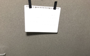 扉に貼られていた『隣人』からのメモ。その内容に背筋が凍った話・・・