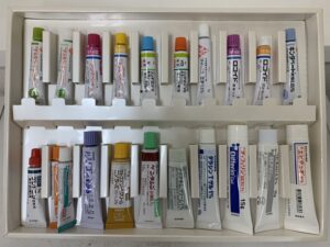 皮膚科に電話するも薬の名前を思い出せなかった患者さん。「手の薬…ハリーポッターのやつみたいな名前の…」と伝えたら・・・受付の人、凄すぎ（笑）