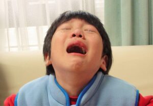 突き飛ばされて、やり返さなかったら「弱虫！」って笑われたと号泣して帰宅した男の子。やり返さなかったその理由が・・・