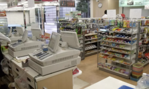 コンビニで、ひとりでひたすら長蛇の列をさばいていた女性。すると列の最後のお客さんからこんな言葉をかけられた・・・