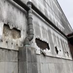 牛舎の壁に空いた穴を塞いだ2年後・・・衝撃の光景に不覚にも笑ってしまう。