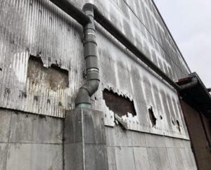 牛舎の壁に空いた穴を塞いだ２年後・・・衝撃の光景に不覚にも笑ってしまう。