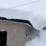 今年も命を落とした人が・・・。屋根雪崩の危険性を捉えた『動画』にゾッとする。