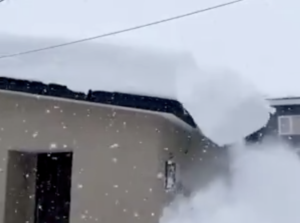 今年も命を落とした人が・・・。屋根雪崩の危険性を捉えた『動画』にゾッとする。