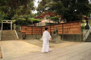 神主さんのもとに届いたお見合いの『履歴書と写真』→目を通してゾッとした話・・・