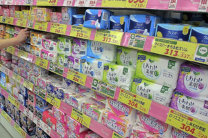 生理用ナプキンを買いに行った女性。すると見知らぬおじさんに突然・・・絶句した。