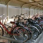 駐輪場で『片っ端から自転車に触ってる人』に遭遇した男性。その怪しい行動をみていたら・・・えー!!
